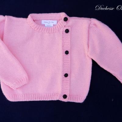 Gilet en tricot rose vif fermé avec des boutons noirs - 2 ans