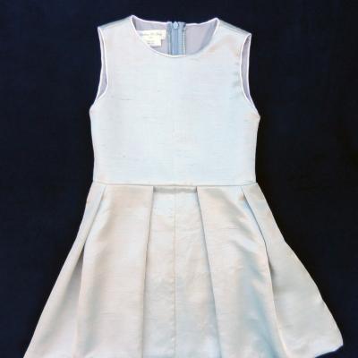 Robe sans manches à plis plats en soie gris argent - 6 ans