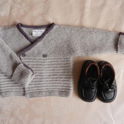 Gilet en tricot gris clair bordé de tissu bordeaux - 2 ans