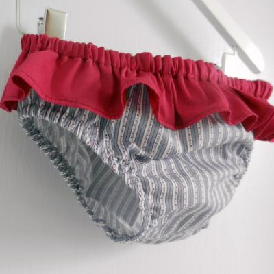 Maillot de bain fillette à volant rose fushia en coton motif rayures violettes et blanches - 6 ans
