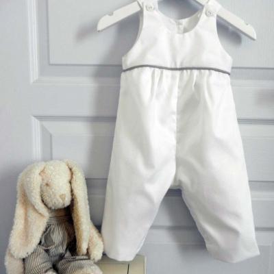 Combinaison en coton blanc soulignée d'un passepoil gris clair (ou autre coloris au choix)