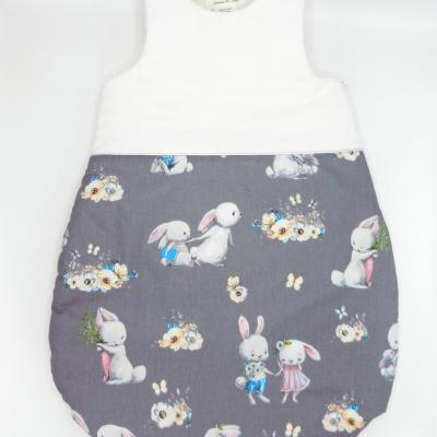 Gigoteuse évolutive lapins sur fond gris foncé et coton satiné à rayures blanches.