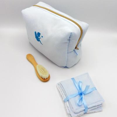 Trousse Ambre avec lot de lingettes et brosse bébé en coton bleu ciel à petits pois blancs